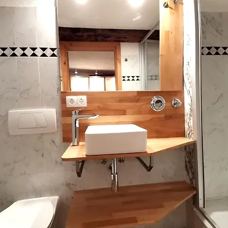 Seenest 'zum Blauen Schild' Mit Parkplatz