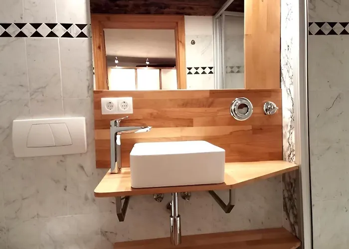 Seenest 'zum Blauen Schild' Mit Parkplatz